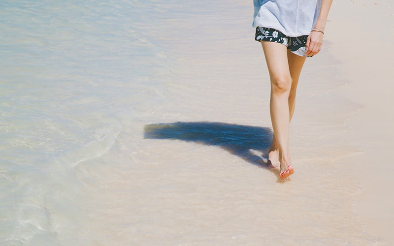 砂浜を歩くアーシング