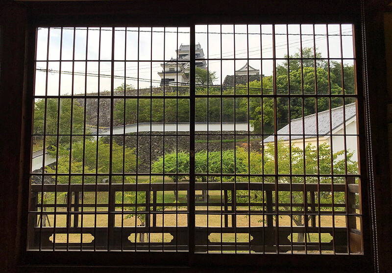 窓から眺める大洲城